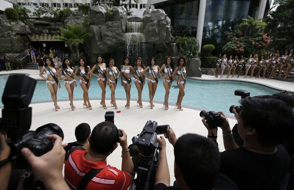 Candidatas ao título Miss Terra participam da apresentação do concurso na beira da piscina - Sputnik Brasil