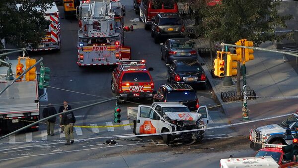 Emergency crews attend the scene of an alleged shooting incident on West Street in Manhattan, New York, U.S., October 31 2017. - Sputnik Brasil