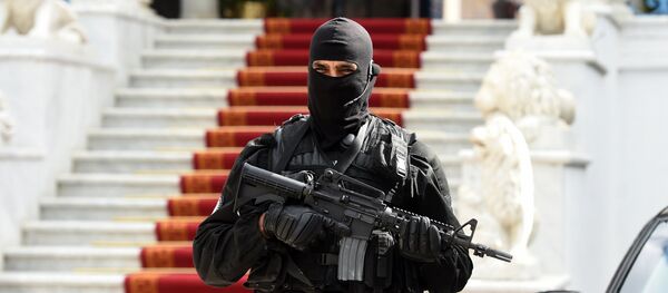 Agente das forças especiais da Tunísia perto do parlamento do país, 28 de março de 2016 - Sputnik Brasil