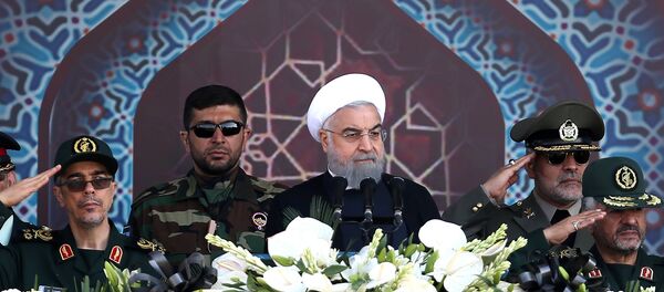 Presidente iraniano, Hassan Rouhani, em um desfile militar em Teerã, Irã, 22 de setembro de 2017 - Sputnik Brasil