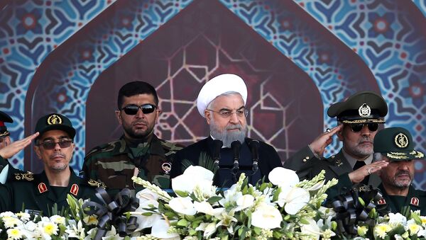 Presidente iraniano, Hassan Rouhani, em um desfile militar em Teerã, Irã, 22 de setembro de 2017 - Sputnik Brasil