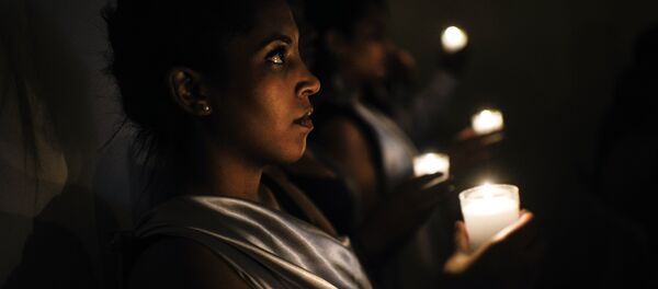 Mulher com vela durante a Cerimônia do Fogo Eterno em Lyon, França, em 2014, no 20º aniversário do genocídio de 2014 em Ruanda - Sputnik Brasil