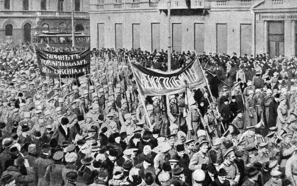 Manifestação de soldados em Petrogrado durante a revolução de fevereiro na Rússia - Sputnik Brasil