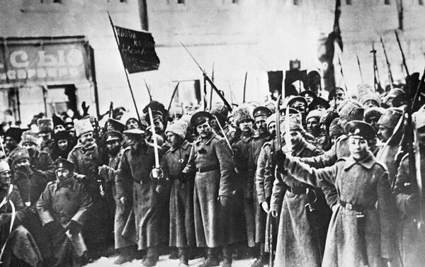 Manifestação de soldados em Petrogrado durante a revolução de fevereiro na Rússia - Sputnik Brasil
