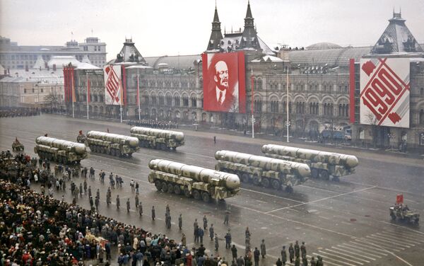 Parada militar na Praça Vermelha em 7 de novembro de 1990 - Sputnik Brasil