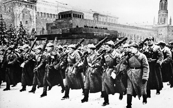Parada militar em 7 de novembro de 1941 na Praça Vermelha, em Moscou - Sputnik Brasil