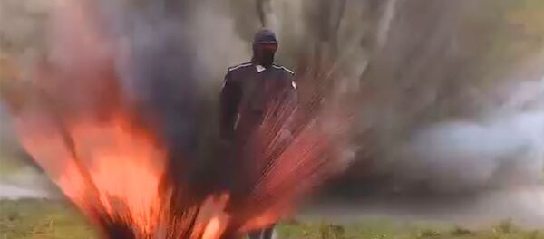 Modelo desfilou sob explosões e chamas em teste de armadura revolucionária na Rússia - Sputnik Brasil