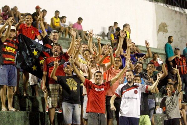 Torcida comemora vitória do Íbis na segunda divisão do Campeonato Pernambucano - Sputnik Brasil