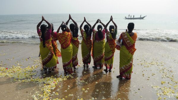 Mulheres indianas rezam na praia (imagem ilustrativa) - Sputnik Brasil
