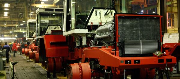 Trator russo Kirovets - Sputnik Brasil