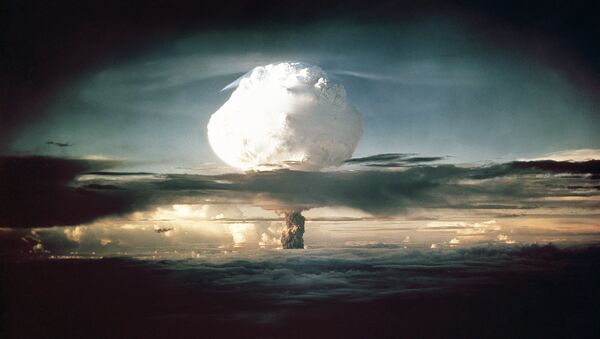 Nuvem em forma de cogumelo que surgiu após os testes da arma Ivy Mike sobre o Pacífico, 1º de novembro de 1952 - Sputnik Brasil