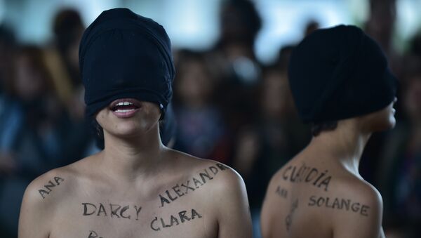 Mulher participa da Marcha das Vadias protestando contra abuso sexual e discriminação enfrentada pelas mulheres em São Paulo, Brasil, 24 de maio de 2014 - Sputnik Brasil