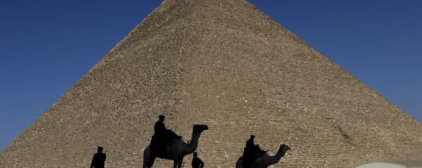 Silhuetas de policiais em frente à Grande Pirâmide do Egito (foto de arquivo) - Sputnik Brasil