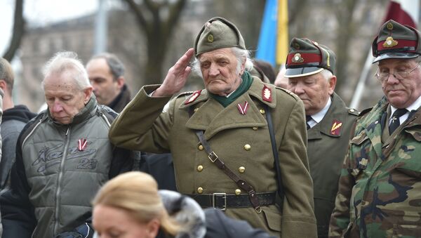 Um homem, vestindo uniforme militar, saúda os veteranos da Legião Letã - Sputnik Brasil