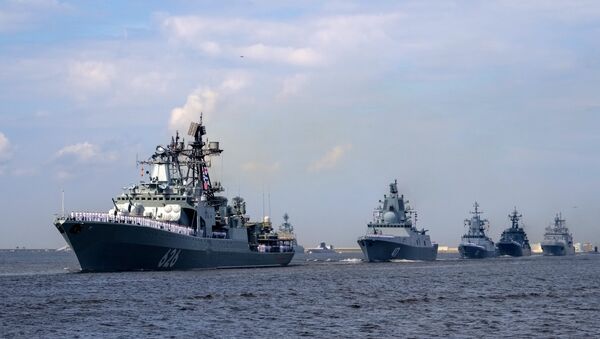 Destróier russo Vitse-Admiral Kulakov no ensaio geral para o desfile militar do Dia da Marinha Russa em Kronstadt; outros navios russos no plano de fundo (foto de arquivo) - Sputnik Brasil
