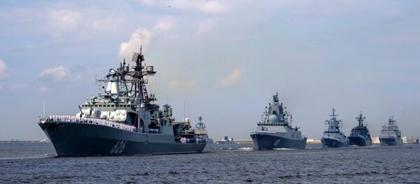 Destróier russo Vitse-Admiral Kulakov no ensaio geral para o desfile militar do Dia da Marinha Russa em Kronstadt; outros navios russos no plano de fundo (foto de arquivo) - Sputnik Brasil