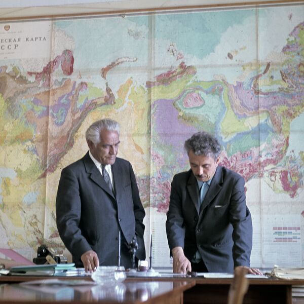 Yuri Erviye e Farman Salmanov, cientistas que descobriram petróleo em Tyumen - Sputnik Brasil