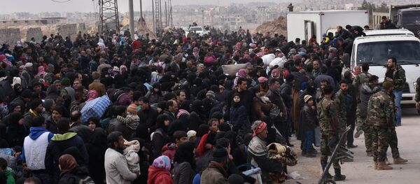 Refugiados sírios durante evacuação de Aleppo. - Sputnik Brasil