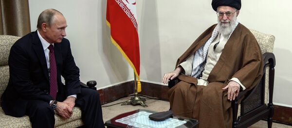 Presidente russo, Vladimir Putin, durante o encontro com líder supremo iraniano, Ali Khameni, Teerã, 1 de novembro de 2017 - Sputnik Brasil