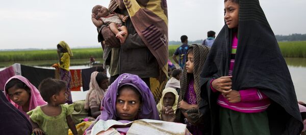 Mulher rohingya, em fuga de Mianmar para o Bangladesh, seca seus documentos na fronteira entre os dois países - Sputnik Brasil