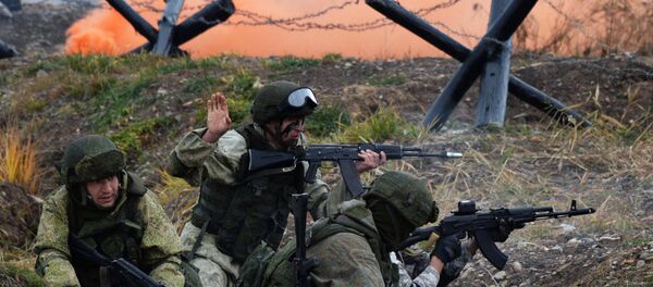 Fuzileiros navais da Frota do Pacífico da Rússia e militares de uma unidade especial das Forças Armadas da Índia durante a primeira etapa dos exercícios conjuntos russo-indianos Indra 2017, em 28 de outubro de 2017 - Sputnik Brasil