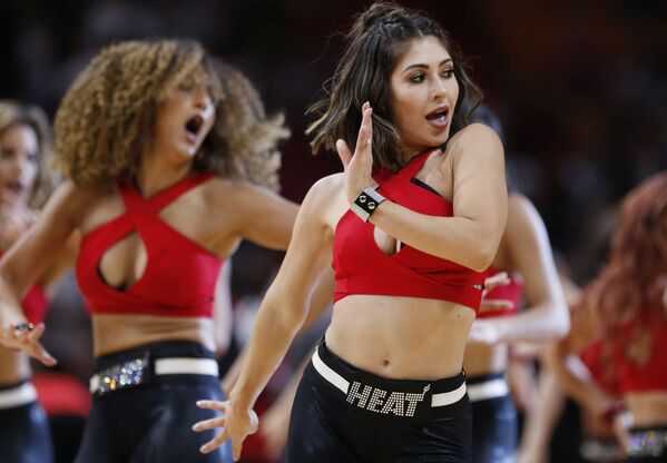 Animadoras da torcida da equipe de basquete Miami Heat durante um intervalo do jogo contra os Chicago Bulls, em Miami - Sputnik Brasil