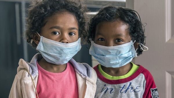 In this Tuesday, Oct. 3, 2017 file photo, children wear face masks at a school in Antananarivo, Madagascar. - Sputnik Brasil
