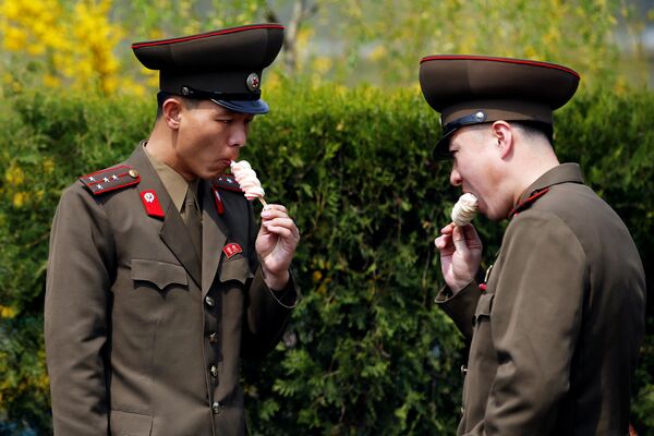 Militares norte-coreanos disfrutam de sorvete em uma das ruas de Pyongyang - Sputnik Brasil