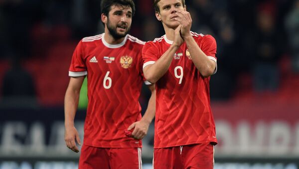Jogadores Georgi Dzhikiya e Aleksandr Kokorin da seleção russa agradecem sua torcida após uma partida com Irã - Sputnik Brasil