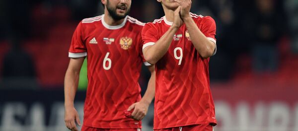 Jogadores Georgi Dzhikiya e Aleksandr Kokorin da seleção russa agradecem sua torcida após uma partida com Irã - Sputnik Brasil