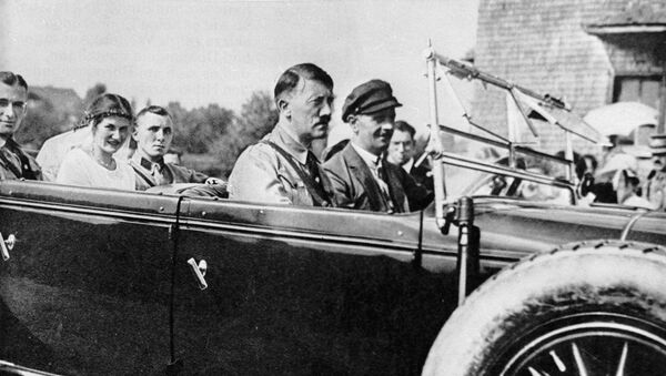 Adolf Hitler, líder da Alemanha nazista, com seu partidário Martin Bormann (no banco traseiro) e noiva em um carro - Sputnik Brasil