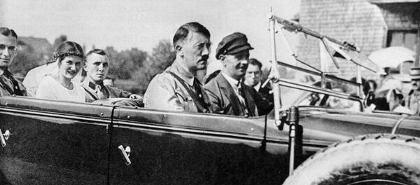 Adolf Hitler, líder da Alemanha nazista, com seu partidário Martin Bormann (no banco traseiro) e noiva em um carro - Sputnik Brasil