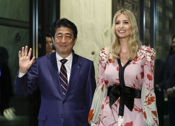 Ivanka Trump com premiê japonês, Shinzo Abe, em Tóquio, Japão, 3 de novembro de 2017 - Sputnik Brasil