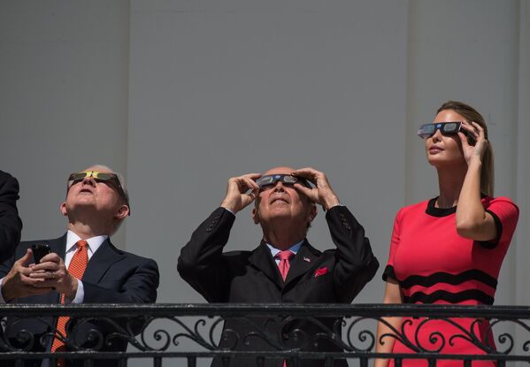 Ivanka Trump acompanha eclipse solar da varanda da Casa Branca, 21 de agosto de 2017 - Sputnik Brasil