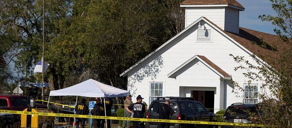 Law enforcement officials investigate a mass shooting at the First Baptist Church in Sutherland Springs, Texas, U.S. November 5, 2017 - Sputnik Brasil