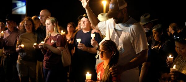 Pessoas durante uma vigília com velas após o tiroteio em uma igreja no Texas, EUA, em 5 de novembro de 2017 - Sputnik Brasil
