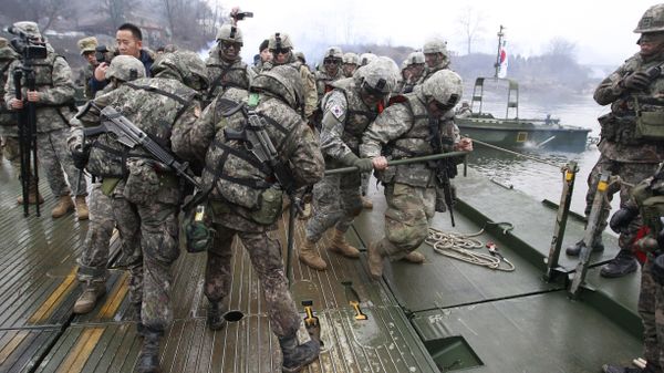 Soldados norte-americanos e sul-coreanos durante os exercícicos na Coreia do Sul - Sputnik Brasil