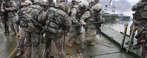 Soldados norte-americanos e sul-coreanos durante os exercícicos na Coreia do Sul Soldados norte-americanos e sul-coreanos durante os exercícicos na Coreia do Sul - Sputnik Brasil