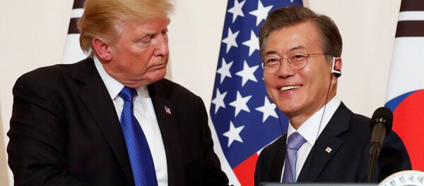 Presidente norte-americano Donald Trump com o seu homólogo sul-coreano Moon Jae-in durante a coletiva de imprensa no palácio presidencial Casa Azul em Seul, 7 de novembro - Sputnik Brasil