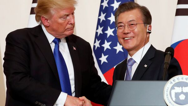 Presidente norte-americano Donald Trump com o seu homólogo sul-coreano Moon Jae-in durante a coletiva de imprensa no palácio presidencial Casa Azul em Seul, 7 de novembro - Sputnik Brasil