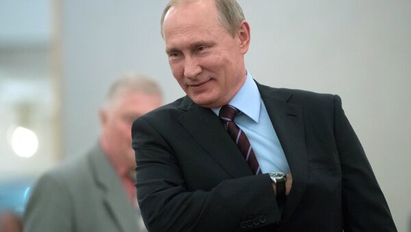 Presidente russo Vladimir Putin em círculo eleitoral - Sputnik Brasil