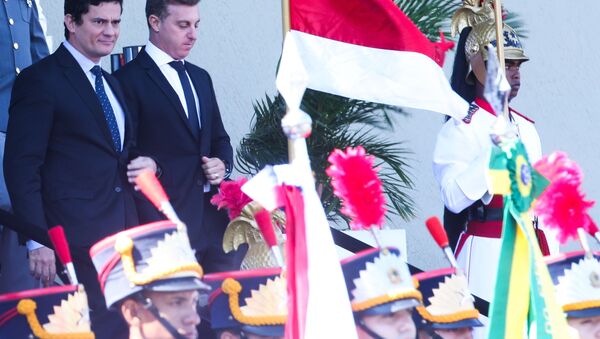 O juiz federal Sérgio Moro e o apresentador Luciano Huck participam da cerimônia comemorativa ao Dia do Exército, no Quartel-General do Exército (foto de arquivo). - Sputnik Brasil