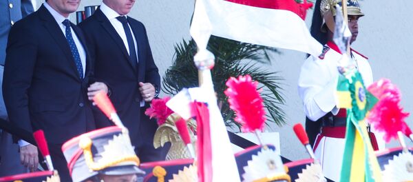 O juiz federal Sérgio Moro e o apresentador Luciano Huck participam da cerimônia comemorativa ao Dia do Exército, no Quartel-General do Exército (foto de arquivo). - Sputnik Brasil