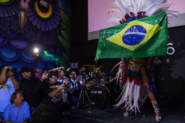 A vencedora do concurso, Rosie Oliveira, com a bandeira nacional do Brasil dizendo FORA TEMER - Sputnik Brasil
