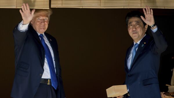 Presidente dos EUA Donald Trump e o primeiro-ministro do Japão Shinzo Abe - Sputnik Brasil