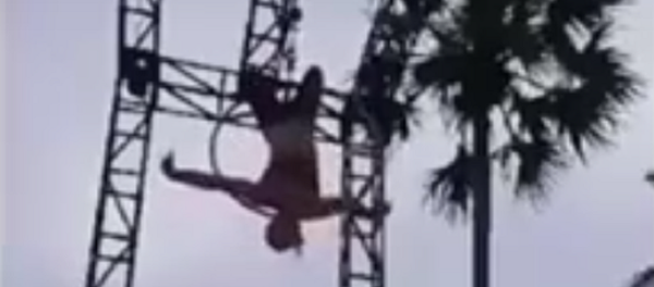 Acrobata Sam Panda cai durante truque em Bali (Indonésia) - Sputnik Brasil