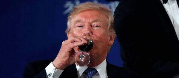 O presidente dos EUA, Donald Trump, toma um copo de vinho durante sua visita oficial à Coreia do Sul, em 7 de novembro de 2017 - Sputnik Brasil