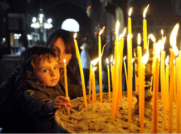 Fiel com seu filho em uma igreja ortodoxa, Salonica, Grécia - Sputnik Brasil
