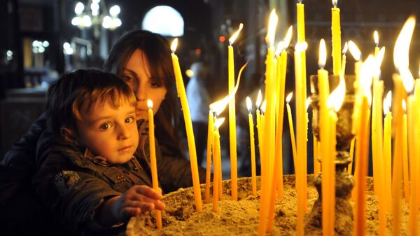 Fiel com seu filho em uma igreja ortodoxa, Salonica, Grécia - Sputnik Brasil