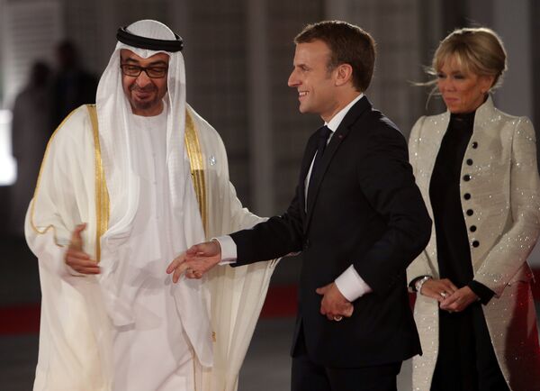Príncipe Sheikh Mohammed bin Zayed al-Nahyan dos EAU com o presidente francês, Emmanuel Macron, no museu de Louvre em Abu Dhabi. - Sputnik Brasil